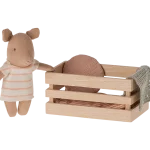 Maialina con lettino in legno
