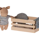 Maialino con culla in legno